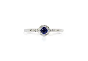 Sexy Bague de fiançailles en or avec émeraude, entourée de 24 diamants.