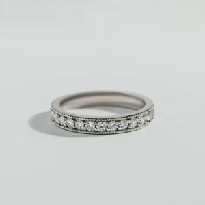 Bague semi-éternité avec diamants taille ronde