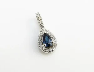 Pendentif saphir bleu taille poire et halo de diamants en or blanc 18k pour femme
